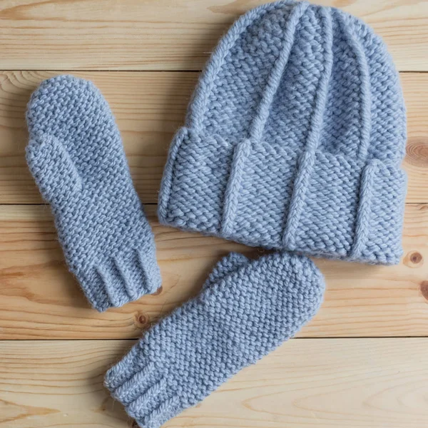 Eldivenler, şapkalar ve kurdele oluşan seti el ile mavi iş parçacığı bağlı