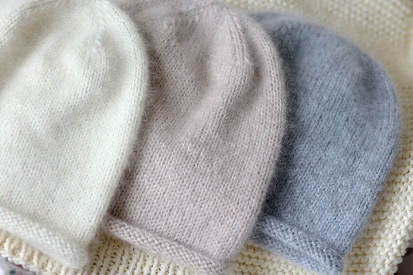 Mavi, bej ve beyaz yün konuşmacı üzerinde yapılan aynı tarzda üç şapka