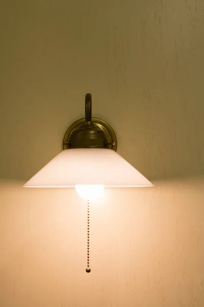 Lámpara retro colgando en la pared —  Fotos de Stock