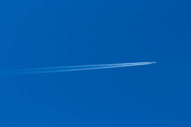 Mavi gökyüzünde bulutlar olmadan uçağın izleme işlevlerini değiştirme
