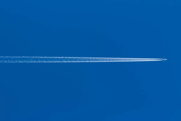 Mavi gökyüzünde bulutlar olmadan uçağın izleme işlevlerini değiştirme
