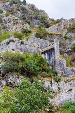bir dik dağ yamacında kalenin taş duvar
