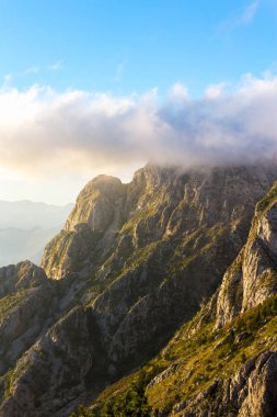 Yüksek dağlar bulutlar yeşilliklerle kaplı