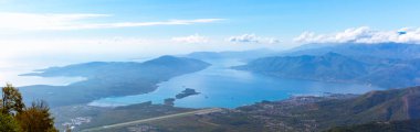 Havaalanı ve şehir Tuva Dağları ile Ponomareva