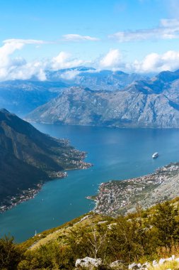 Kotor Körfezi içinde bir büyük yolcu gemisi dağda üzerinden görüntülemek
