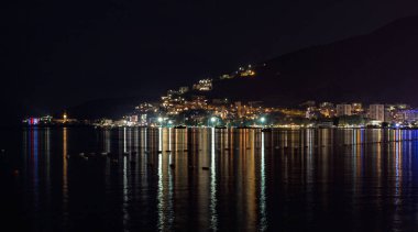Budva eski şehir gece görünümü
