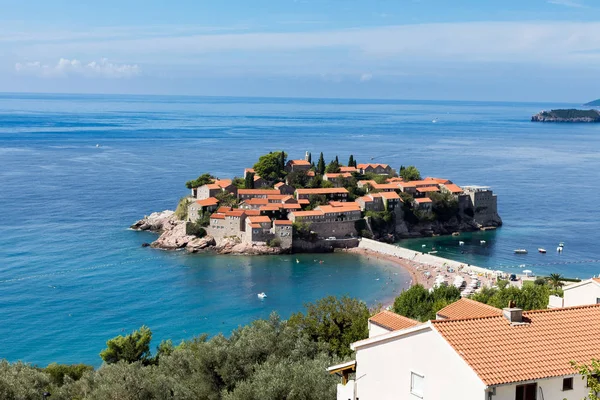 Pohled z ostrova Sveti Stefan za slunečného dne, na konci září — Stock fotografie