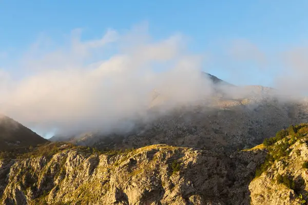 Yüksek dağlar bulutlar yeşilliklerle kaplı