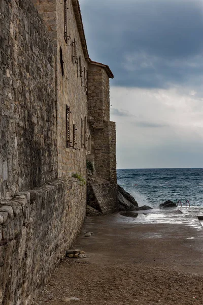 Eski kalenin taş duvarları yıkmaya dalgalar