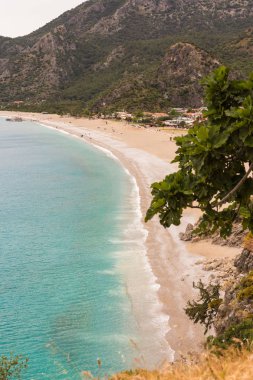 mavi deniz suyu ve uncrowded beach Ölüdeniz Türkiye'de