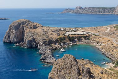 Rodos Adası Yunanistan 'da Lindos at St Pauls Bay üzerine aşağı bakıyor