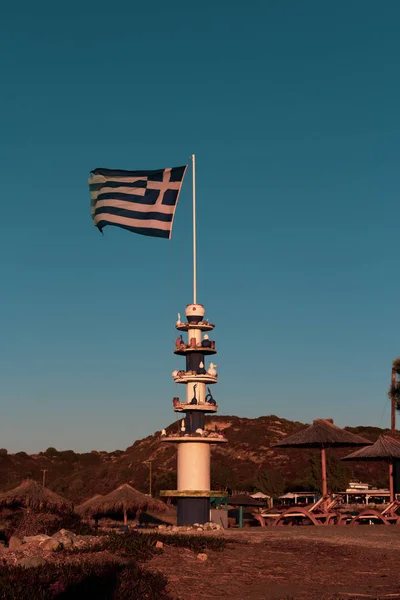 Μια ελληνική σημαία που πετάει στη Ρόδο με γαλάζιο ουρανό — Φωτογραφία Αρχείου