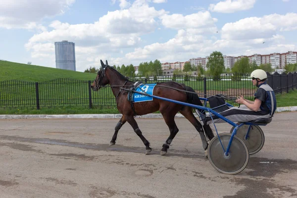 Kazan, Ryssland-10 maj 2019: hästkapplöpning på Kazan Hippodrome — Stockfoto