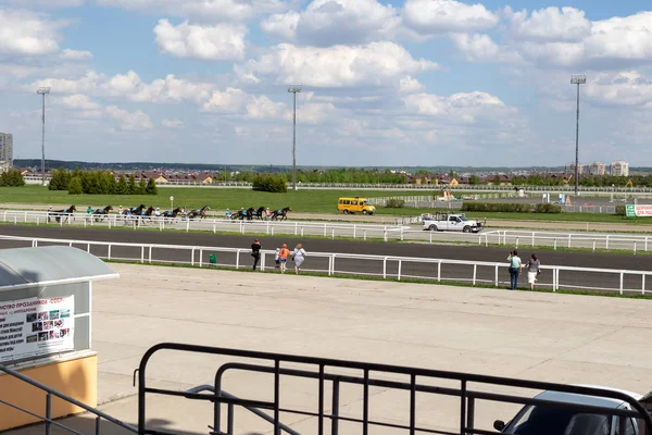 Kazan, Oroszország-10 május 2019: Lóverseny a Kazan Hippodrome — Stock Fotó