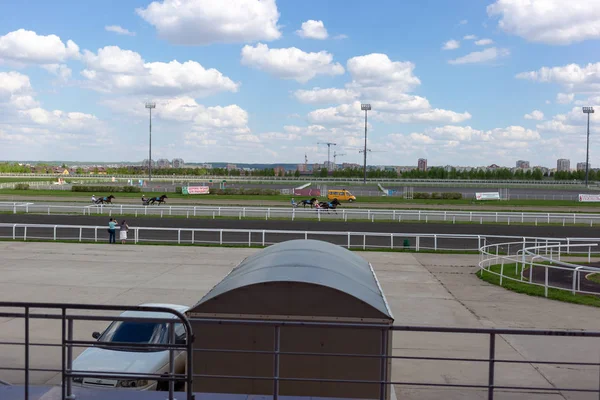 Kazan, Ryssland-10 maj 2019: hästkapplöpning på Kazan Hippodrome — Stockfoto