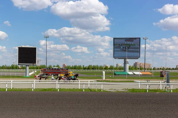 Kazan, Russia - 10 may 2019: horse racing at the Kazan hippodrome — Stock Photo, Image