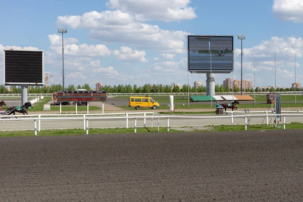 Kazan, Ryssland-10 maj 2019: hästkapplöpning på Kazan Hippodrome — Stockfoto