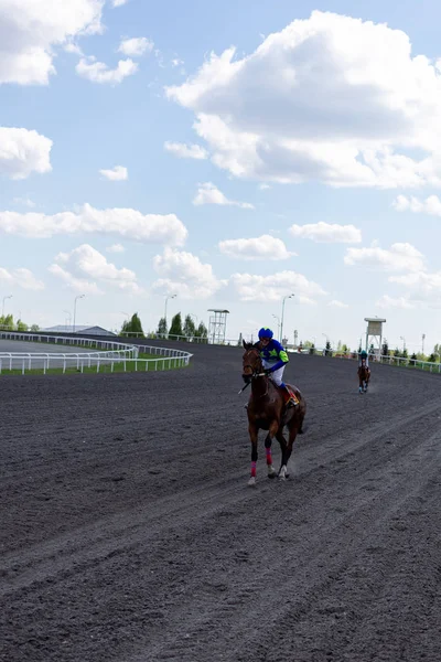 Kazan, Russia - 10 maggio 2019: corse di cavalli all'ippodromo di Kazan — Foto Stock