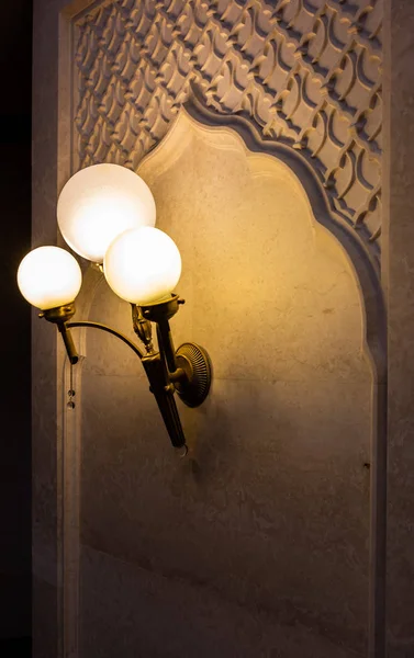 Três lâmpadas de bulbo, elementos de iluminação LED amarelo coberto com abajures de armação de arame de metal, foto com foco seletivo — Fotografia de Stock