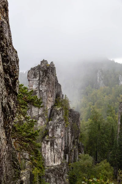 Bergkette inzerskie zubchatki im südlichen Ural, Russland. — Stockfoto