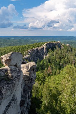 Granit kaya sırtı Shihan. Arakul Gölü. Güney Ural
