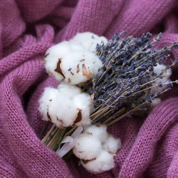 Örgü örmek için lavanta rengi çevre dostu eşyalar