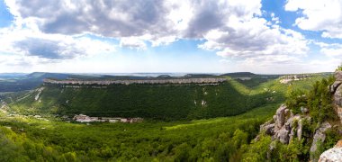 Aşağıdaki Tepe kermenleri, orman ve askeri birimden yapılmış Panorama (Kırım, Ukrayna)