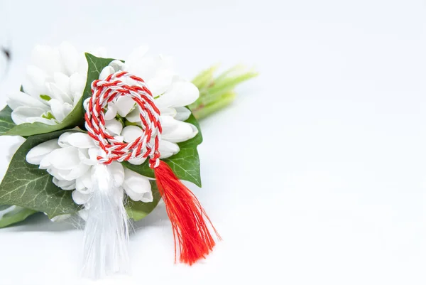 kardelen ve kopya ile beyaz üzerine kırmızı ve beyaz dize MARTISOR) odası (Mart gelenek kutlama Doğu Avrupa ilk uzay