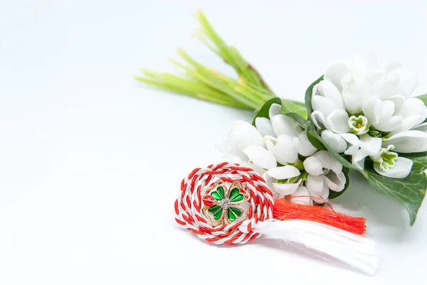 kardelen ve kopya ile beyaz üzerine kırmızı ve beyaz dize MARTISOR) odası (Mart gelenek kutlama Doğu Avrupa ilk uzay
