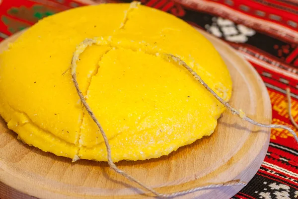 Romence geleneksel çanak polenta mamaliga ahşap plaka üzerinde bir dize ile dilimlenmiş