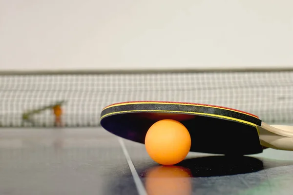 Bordtennis Eller Ping Pong Racket Och Boll Bordet Med Net — Stockfoto