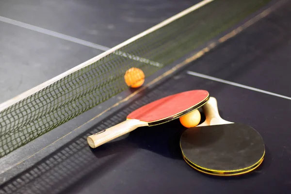 Raquetes Tênis Mesa Ping Pong Bolas Mesa Perto Rede — Fotografia de Stock