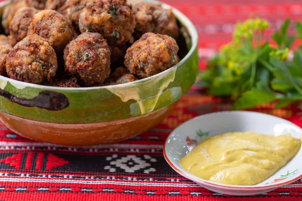 Bolas Carne Frita Tigela Barro Pano Tradicional — Fotografia de Stock