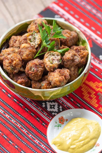 Polpette Fritte Ciotola Argilla Panno Tradizionale — Foto Stock