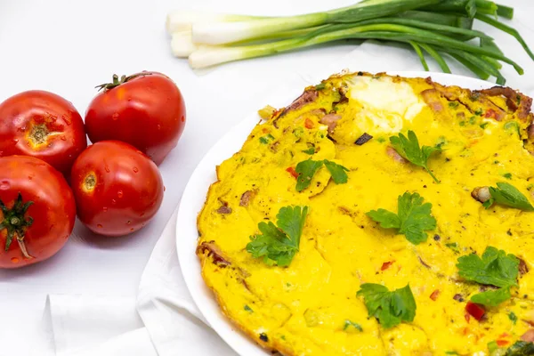 Leckeres Omelette Mit Buntem Gemüse Und Geriebenem Käse Darüber Und — Stockfoto