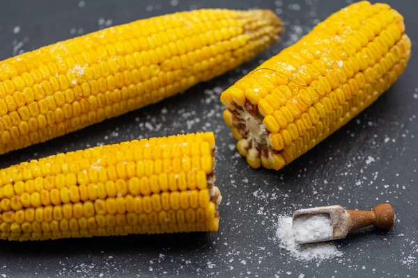 Főtt Csemegekukorica Sóval Fekete Palán Vegán Előétel Desszert — Stock Fotó