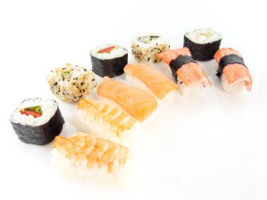 Beyaz yerine çeşitli lezzetli Japon geleneksel suşisi.