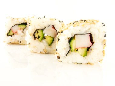 Beyaz yerine çeşitli lezzetli Japon geleneksel suşisi.