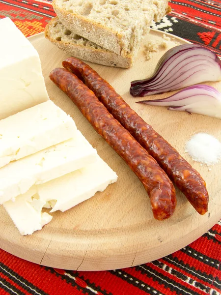 Spuntino Tradizionale Rumeno Salsicce Cipolla Formaggio Pane Piatto Legno — Foto Stock