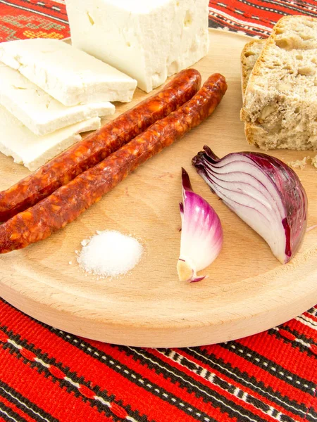 Romanian Traditional Snack Cheese Onion Sausages Bread Wooden Plate — Stock Photo, Image