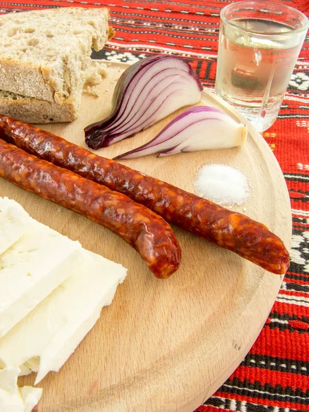 Romanian Traditional Snack Cheese Onion Sausages Bread Plum Brandy Wooden — Stock Photo, Image