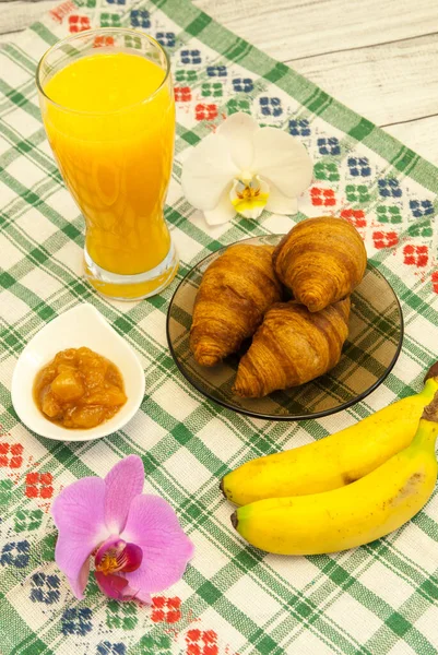 有橙汁的早餐羊角面包香蕉兰花除了度假胜地度假爱情概念 — 图库照片
