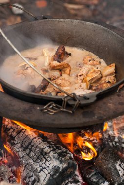 Lezzetli domuz eti ve organları geleneksel olarak kazanda pişirilir.