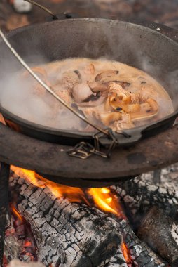 Lezzetli domuz eti ve organları geleneksel olarak kazanda pişirilir.