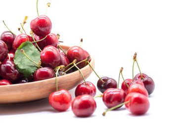 Beyaz arka planda olgun kiraz yığını