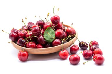 Beyaz arka planda olgun kiraz yığını