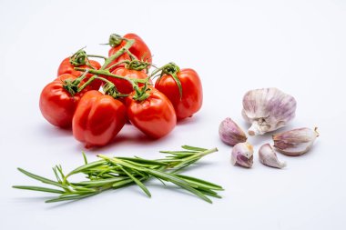 sarımsaklı domates ve beyaz arka planda biberiye.