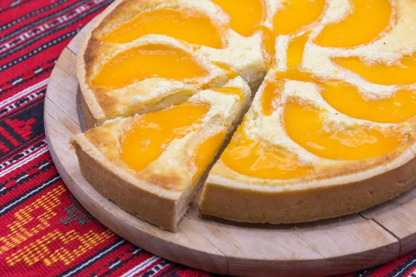 Lezzetli şeftalili tart beyaz tabakta