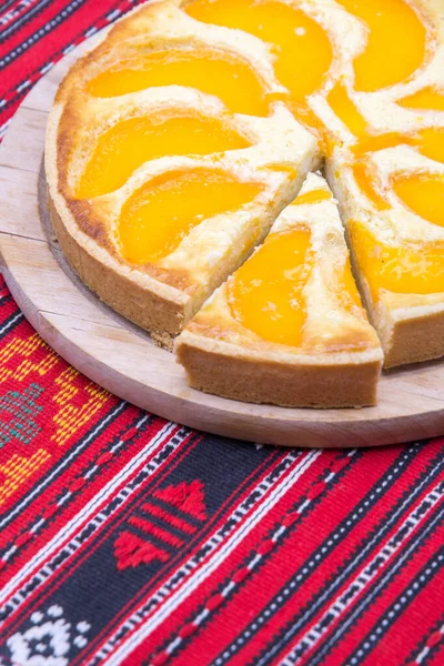 Tart Persik Lezat Piring Putih — Stok Foto