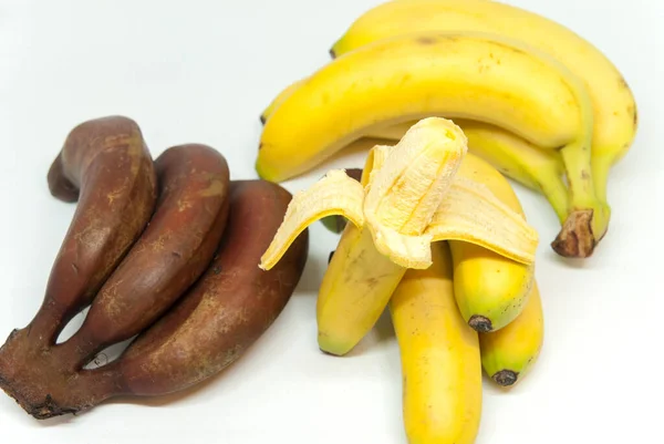 Varie Banane Baby Banane Banane Rosse Sfondo Bianco — Foto Stock